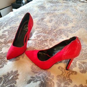 G by GUESS RED/BLACK/MERALLIC FELISITY PUMPS